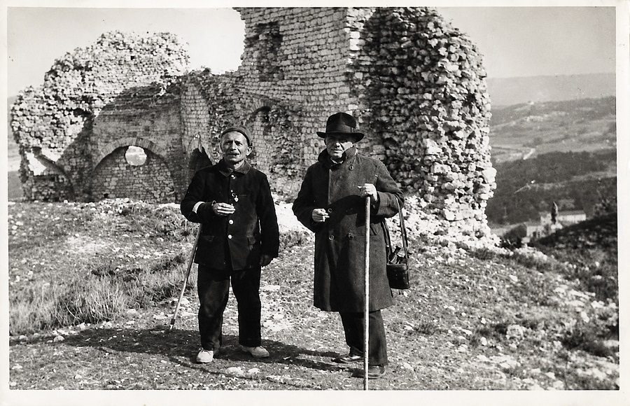 Scène devant les ruines du château de la Reine-Jeanne