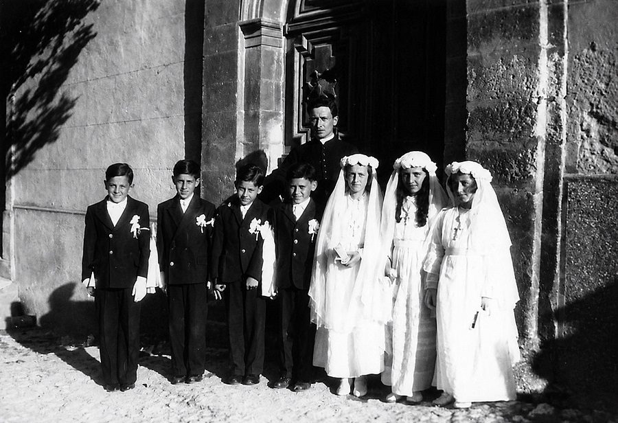 Communiants devant l'église