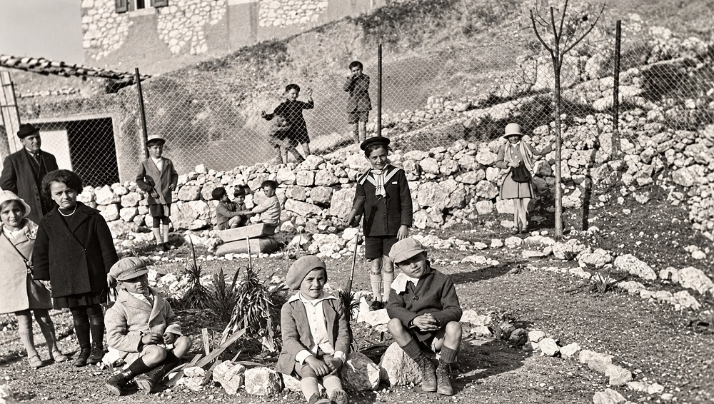 Enfants jouants au village — recto