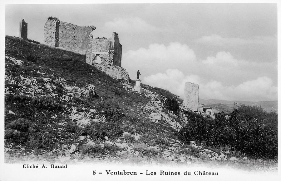 Vierge et ruines du château