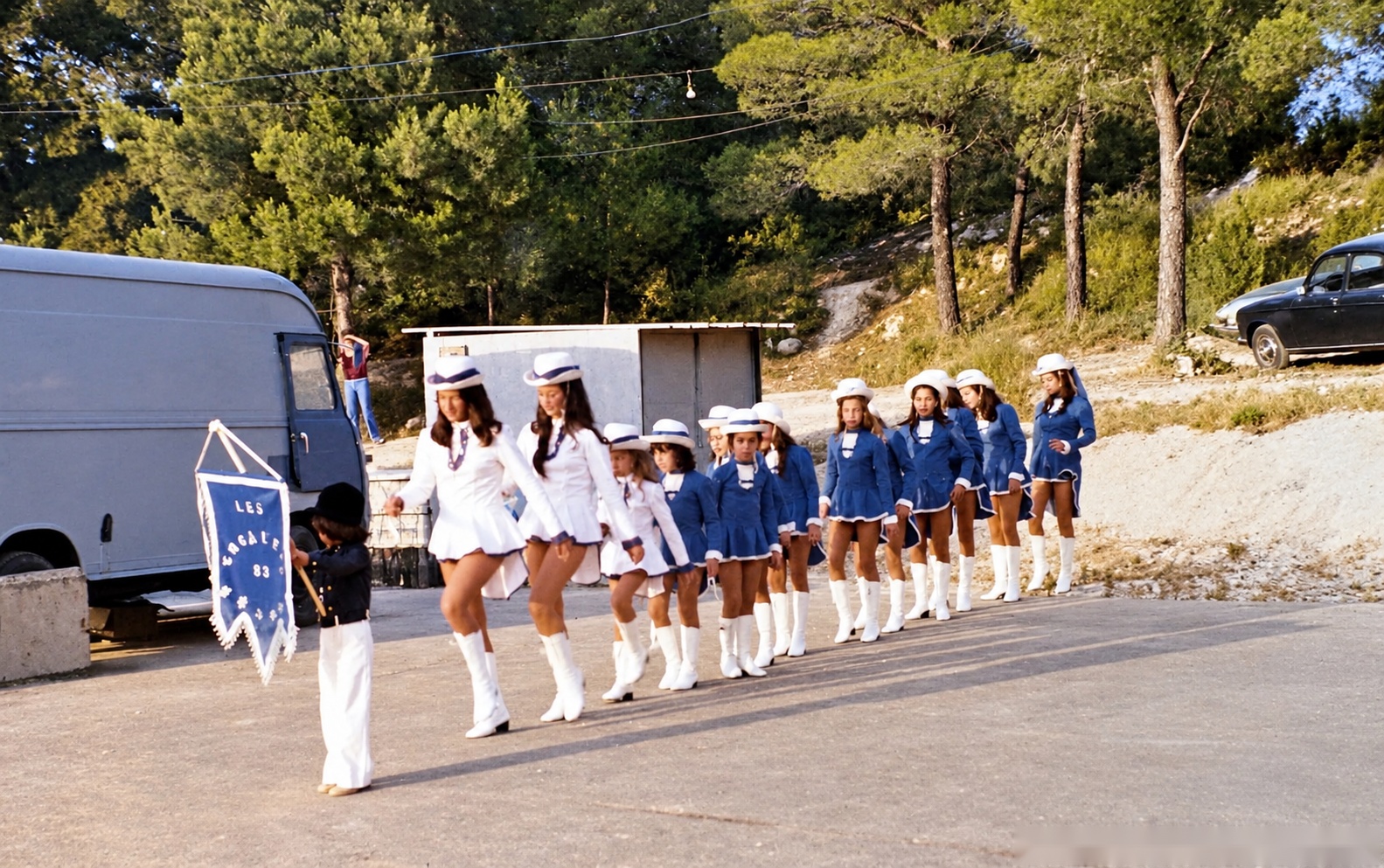 Les majorettes de la fête de l'école — recto